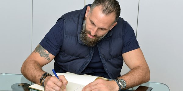 Fadi El Khatib signe le livre d&rsquo;or